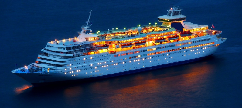 Nuestro buque, el Celestyal Olympia brillando en las azules aguas de Santorini (Grecia) CRUCEROS CELESTYAL CRUISES GRECIA CRUCEROS BARATOS LOUIS CRUISES CRUCEROS ECONOMICOS GRECIA GREEK ISLAND CRUISES